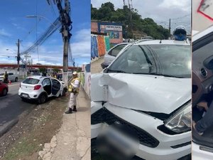 Motorista perde controle e bate em poste na ladeira Geraldo Melo