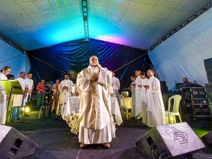 Primeira noite da Romaria de Frei Damião reúne fiéis com missa e show do Frei Sílvio