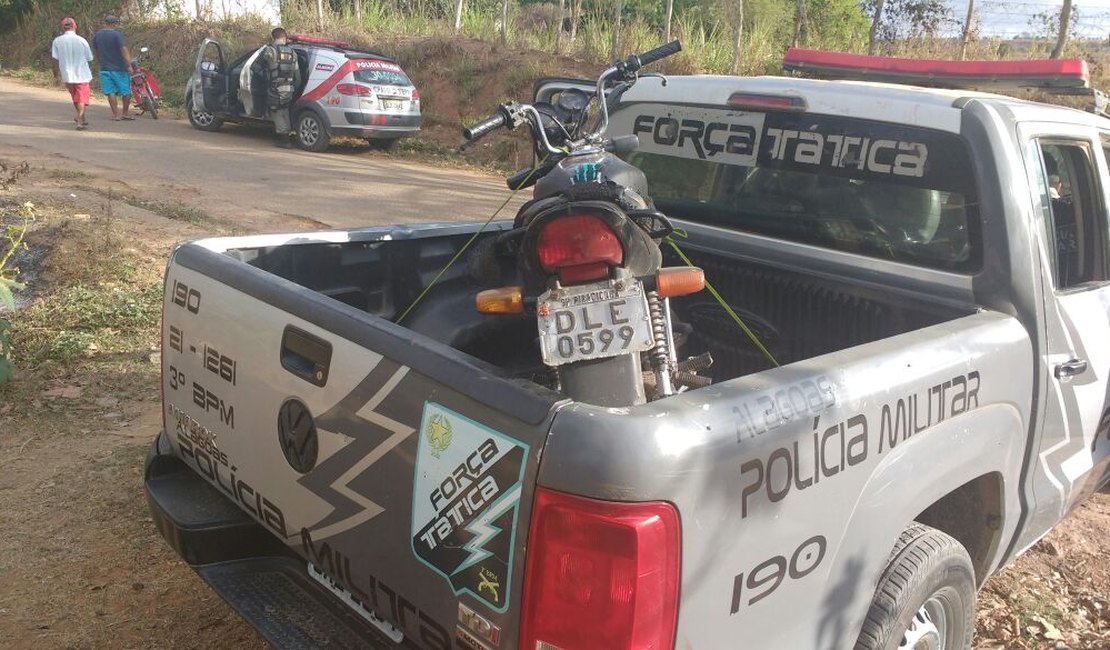 Polícia Militar localiza moto em casa abandonada no Pau Darco, zona rural de Arapiraca