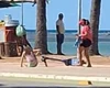 Morador flagra criança caindo de patinete elétrico na orla de Maceió