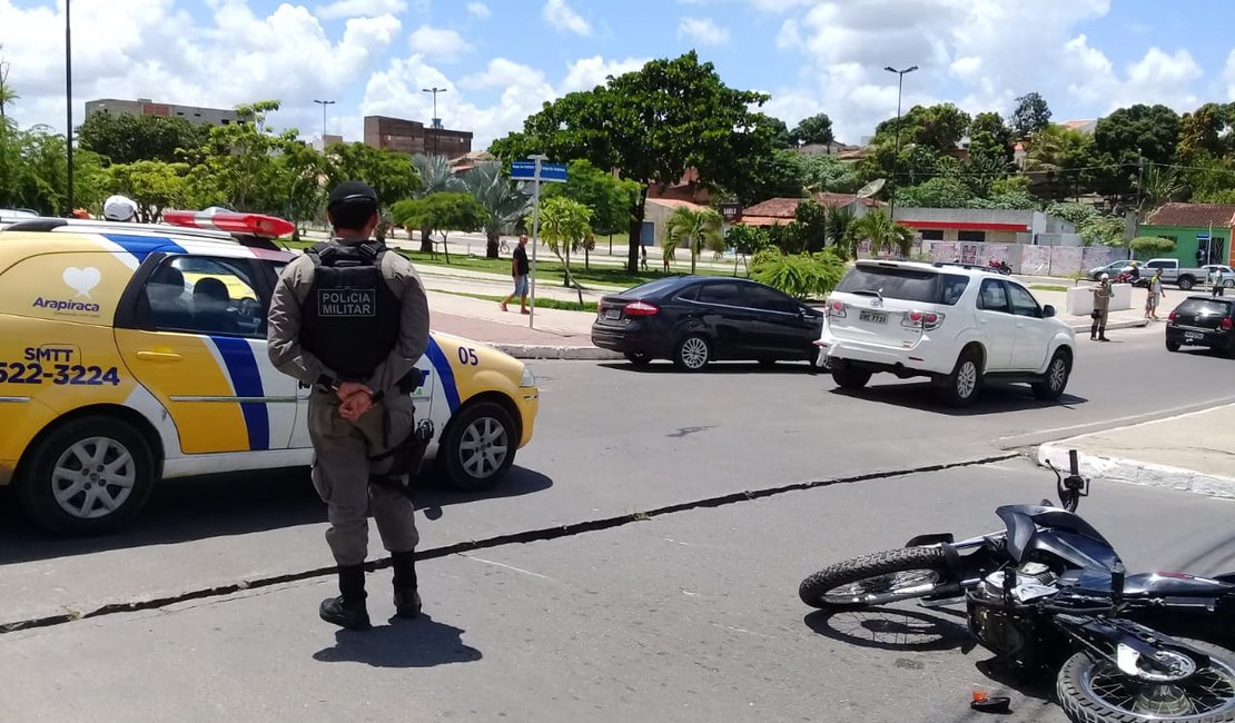 Colisão entre carro e moto deixa mulher ferida em cruzamento de Arapiraca