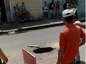 [Vídeo] Após veículo cair em buraco, moradores reclamam da falta de infraestrutura no bairro Planalto, em Arapiraca
