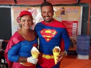 Casal gaúcho faz sucesso vendendo 'batata gourmet' no Maceió Verão 