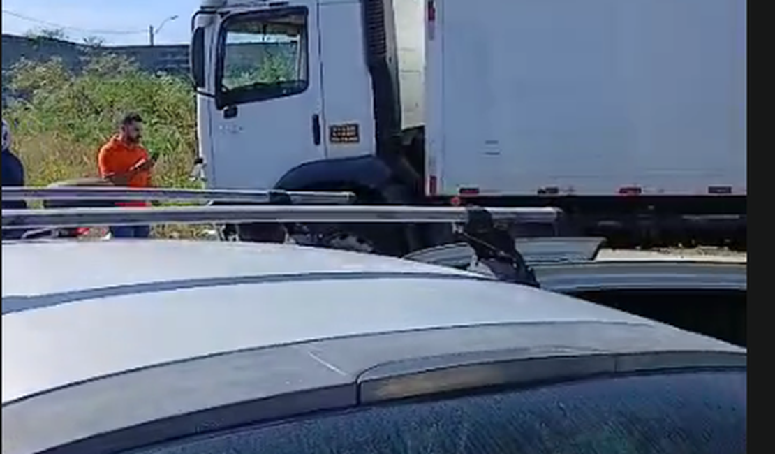 Homem sofre mal súbito e colide carro contra caminhão na Cidad﻿﻿﻿e Universitária, em Maceió