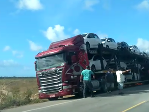 [Vídeo] Carros são destruídos após incêndio em caminhão-cegonha 