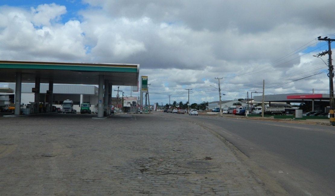 Jovens fogem sem pagar após abastecer carro em posto de combustível