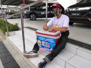 [Vídeo] Órfão, jovem de Limoeiro de Anadia vende cremosinho para realizar o sonho de ser veterinário