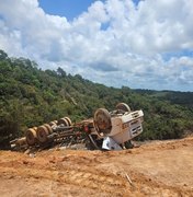 Trabalhador de obra morre preso às ferragens após caminhão tombar, em Maceió
