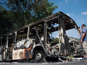 Incêndio deixa 80 ônibus queimados em garagem de Mauá