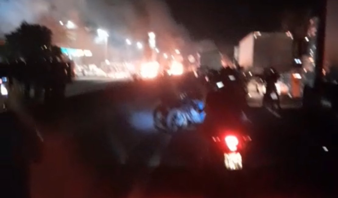 Batalhão de Choque é acionado para desobstruir a BR-104 após protesto por falta de água em Rio Largo