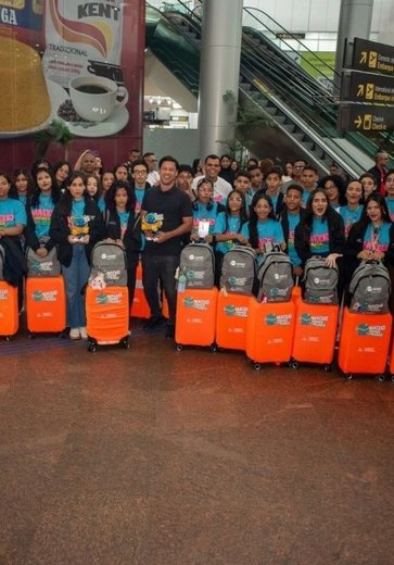 Prefeito Rodrigo Cunha acompanha embarque de estudantes para intercâmbio na Inglaterra