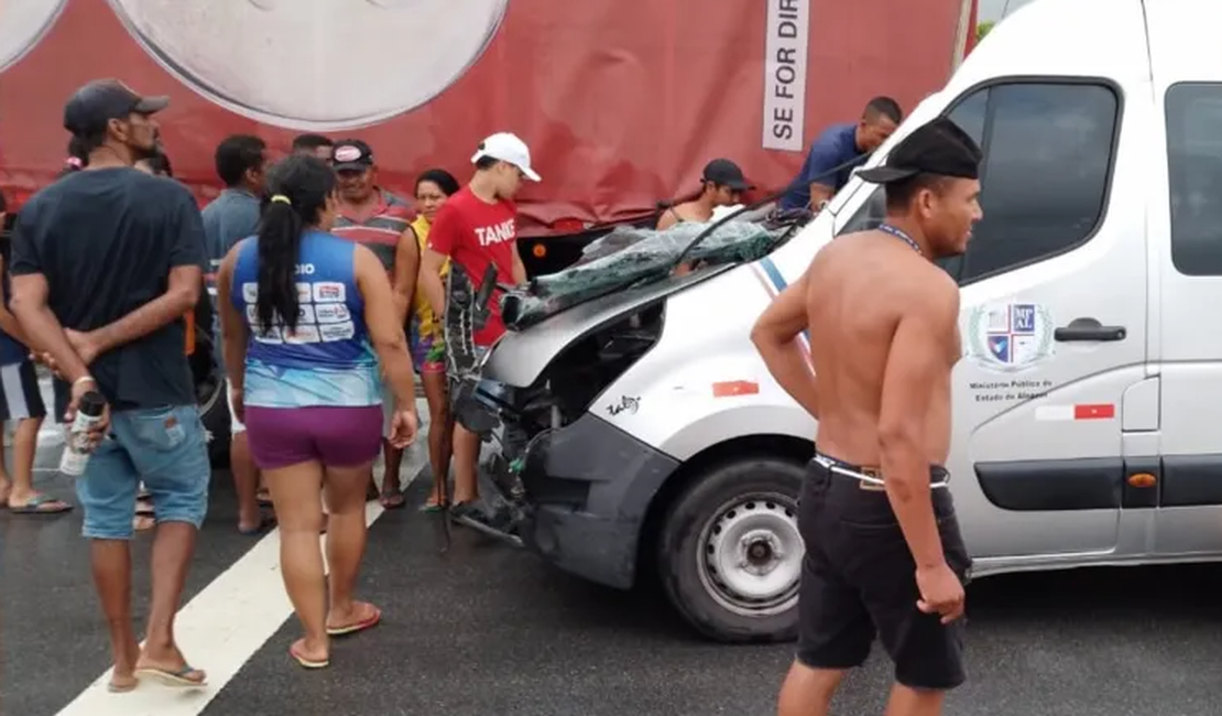 Colisão entre van e caminhão deixa pelo menos três feridos em Campo Alegre