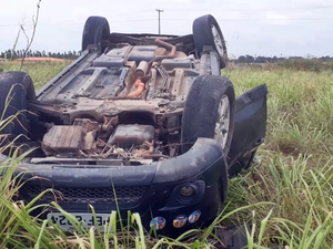 Capotamento deixa três feridos, entre eles uma criança, na AL 101 Sul