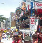 Foliões festejam prévias de carnaval ao som de orquestras e frevo na orla da Pajuçara