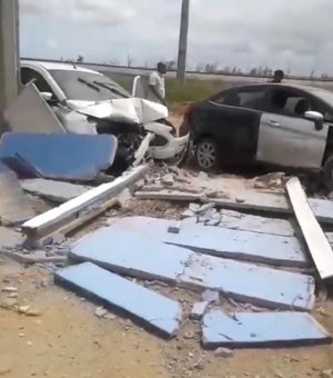 [Vídeo] Dois carros colidem contra o muro do Centro de Treinamento do CSA