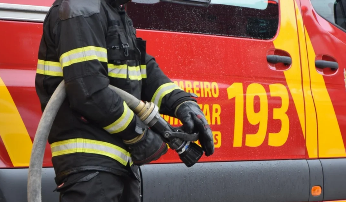 Incêndio atinge veículo na Avenida Juca Sampaio, em Maceió