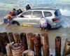 Táxi de Arapiraca fica submerso após avanço da correnteza na Praia do Peba