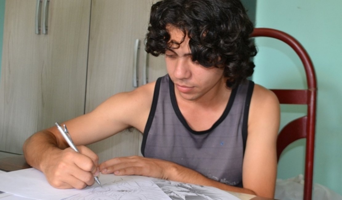 Professor de curso de desenho gratuito  inspira alunos