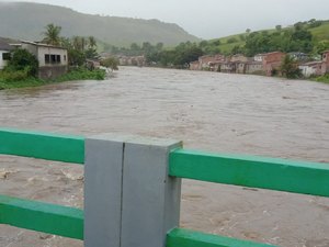Quebrangulo sob forte chuva: nível da água assusta e causa estragos no município