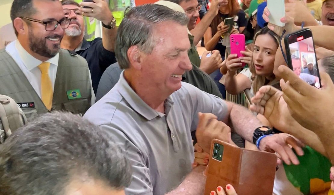 [Vídeo] Leonardo Dias e apoiadores recepcionam Bolsonaro em Maceió