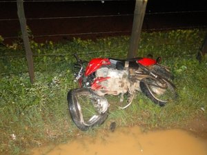 Homem tenta ultrapassagem e colide frontalmente em caminhão