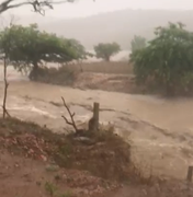 Chuva forte em Traipu faz riachos transbordarem na tarde desta terça (14)