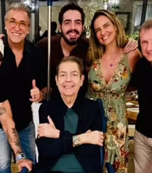 Com pé enfaixado, Faustão aparece ao lado de Gusttavo Lima e amigos