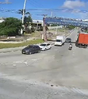 Populares saqueiam carga de suco após acidente no Distrito Industrial, em Maceió