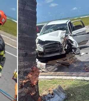 ﻿Carro colide contra coqueiro e motorista fica preso às ferragens na Av.﻿ Assis Chateaubriand