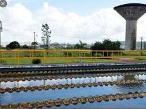 Casal inspeciona bombas para corrigir deficiência no abastecimento de bairros de Maceió