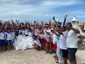 Crianças e idosos fazem mutirão de limpeza na Praia de Barra Grande