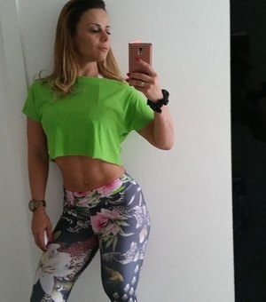 Viviane Araújo exibe barriga sequinha em 'selfie' antes de malhar