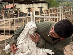 Soldado de Israel faz foto com cigarro na boca de Virgem Maria