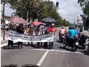 [Vídeo] Greve de trabalhadores dos Veredas continua e parte da Av. Fernandes Lima é bloqueada