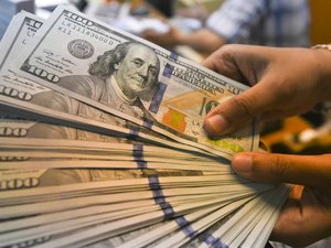 Dólar sobe e chega a R$ 3,98, com cena eleitoral