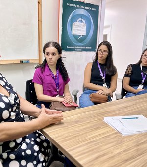 Hospital de Emergência do Agreste recebe estudantes do PET-Saúde para visita ao Serviço de Epidemiologia