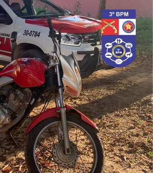Motocicleta com registro de roubo é encontrada no bairro Itapuã, em Arapiraca