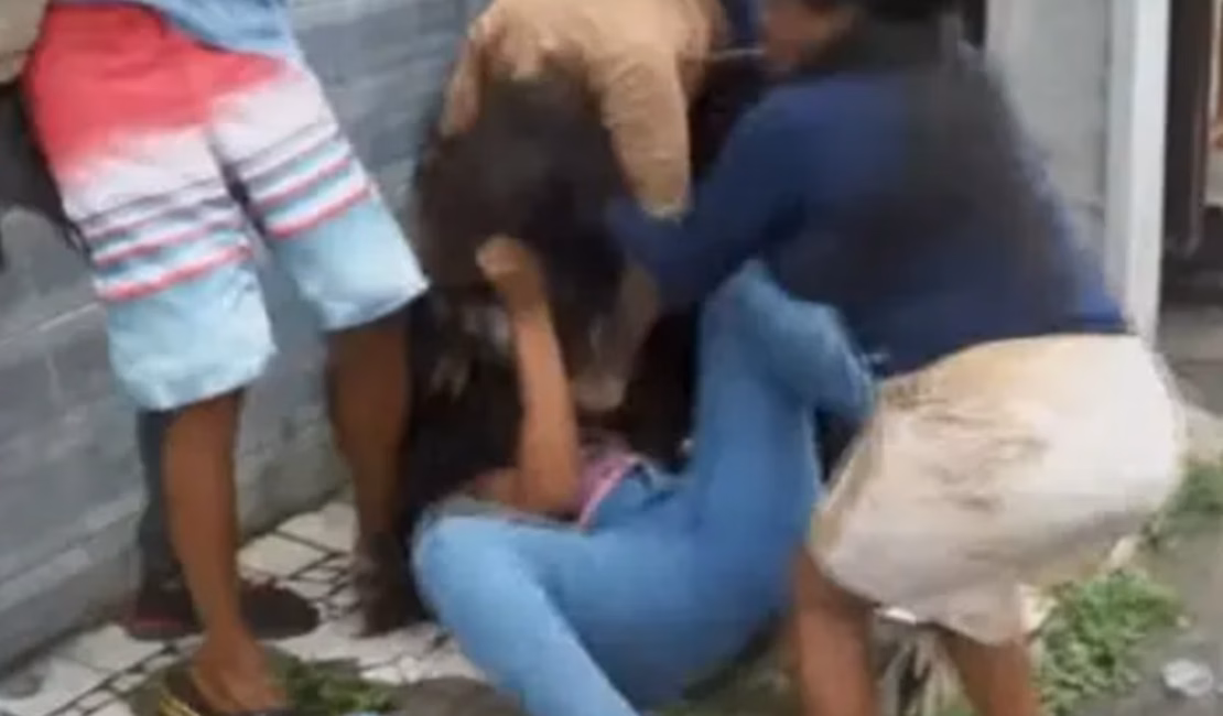 Blogueiras brigam ao vivo no SBT e apresentador se desespera