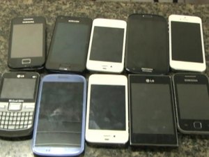 Ladrões roubam 25 celulares, tablets e a moto de vendedor