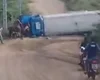 Caminhão-pipa tomba e deixa motorista ferido na zona rural de Pão de Açúcar