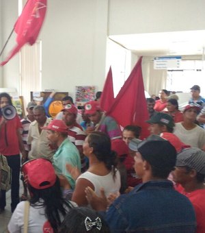 [Vídeo] Integrantes do MST ocupam prédio do INSS em Arapiraca