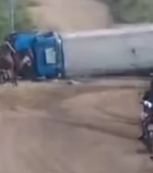 Caminhão-pipa tomba e deixa motorista ferido na zona rural de Pão de Açúcar