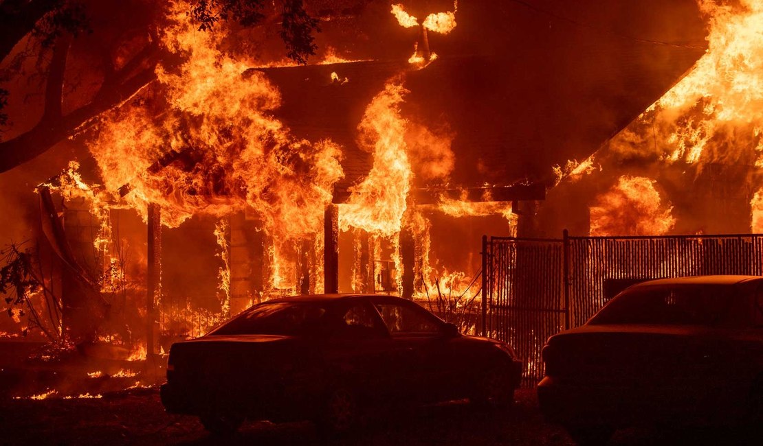40 mil pessoas deixam suas casas por conta de incêndio na Califórnia