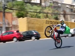 [Vídeo] Entregador de aplicativo é flagrado em manobra perigosa no Centro