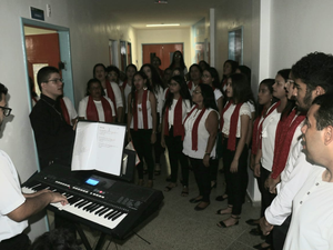 Coral leva mensagem de confraternização e solidariedade nos corredores do HE do Agreste 