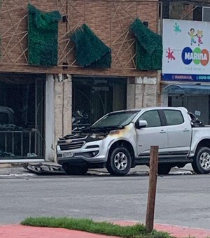 Picape pega fogo em avenida no município de São Luís do Quitunde