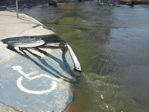 Construtora é autuada por lançar esgoto no mar da praia de Jatiúca