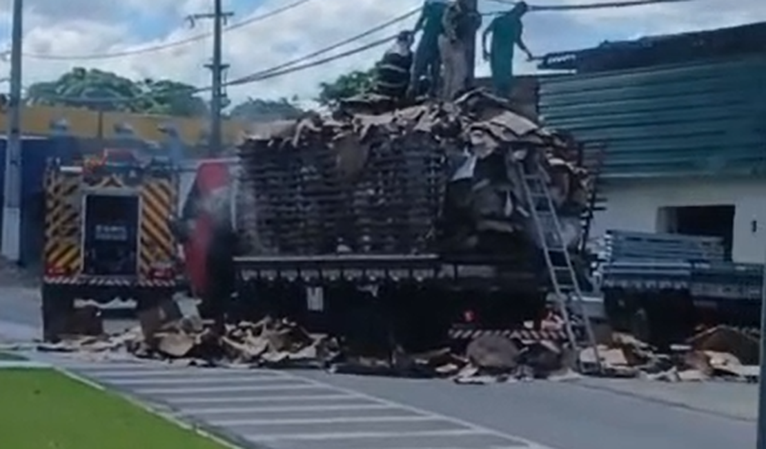 Caminhão carregado com papelão pega fogo no Tabuleiro do Martins, em Maceió