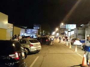 Lei Seca: agentes recolhem 28 CNHs e removem 13 veículos ao pátio do Detran