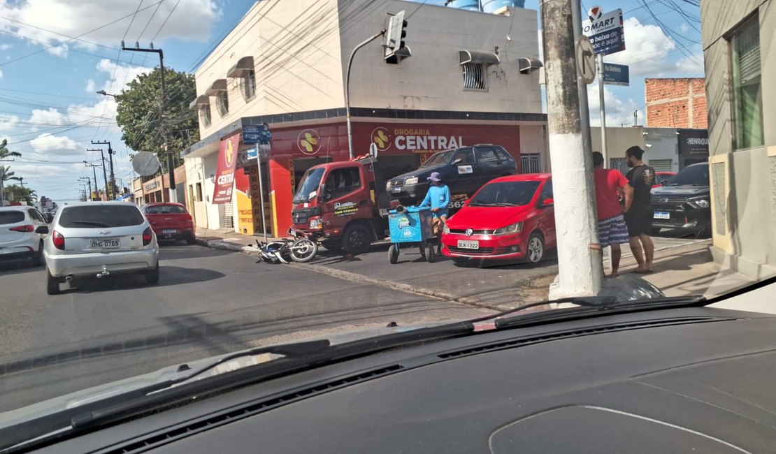 Caminhão-guincho perde freio e causa colisão no Centro de Arapiraca